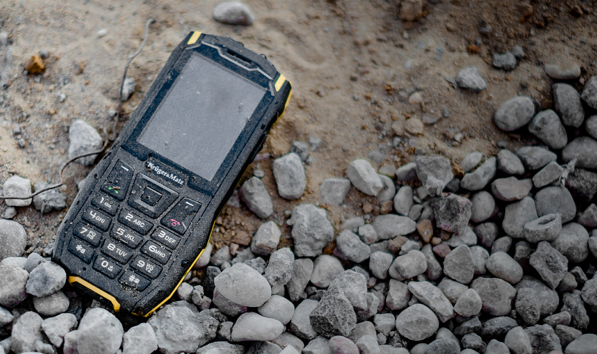 In conditii extreme Datorita carcasei armate telefonul IRON 2 de la Kruger&Matz te va surprinde prin faptul ca va rezista chiar si in cele mai dificile conditii. Nivelul de protectie IP68 inseamna ca telefonul este rezistent la praf si la imersiunea in apa.