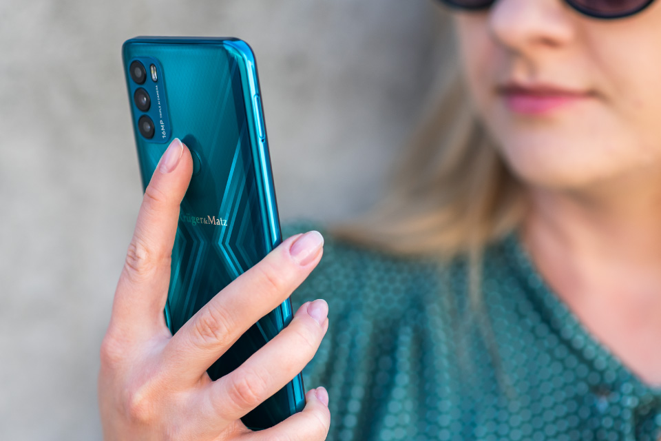 Confort si siguranta Smartphone cu Face ID si cititor amprenta
