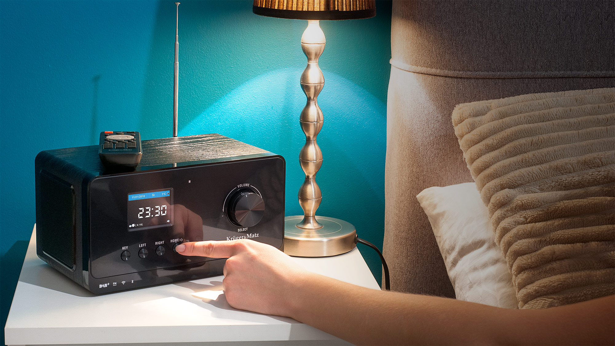 Muzica la alegere Radio-ul cu internet KM 816 de culoare neagra poate fi cadoul perfect atat pentru bucatarie, cat si pentru dormitor. Te poti trezi cu muzica franceza, jazz, rock'n'roll sau orice alt gen muzical de la postul tau radio preferat.